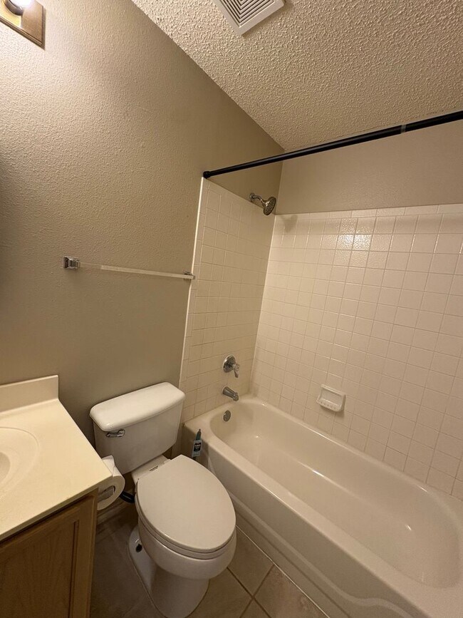 Building Photo - Beautiful home on corner lot.