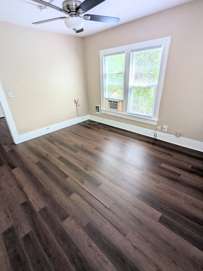 Building Photo - 635 Tanglewood St