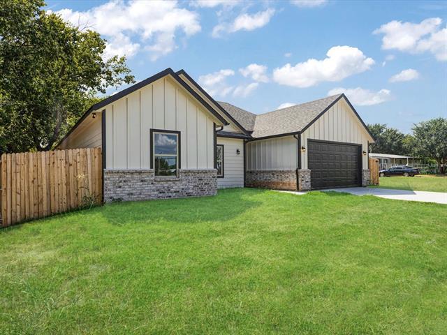 Building Photo - 2411 Mercedes St