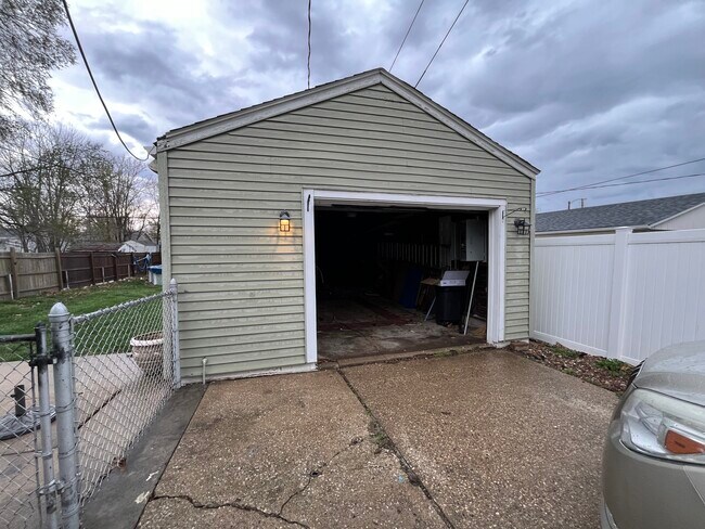 Building Photo - 1452 E Logan St