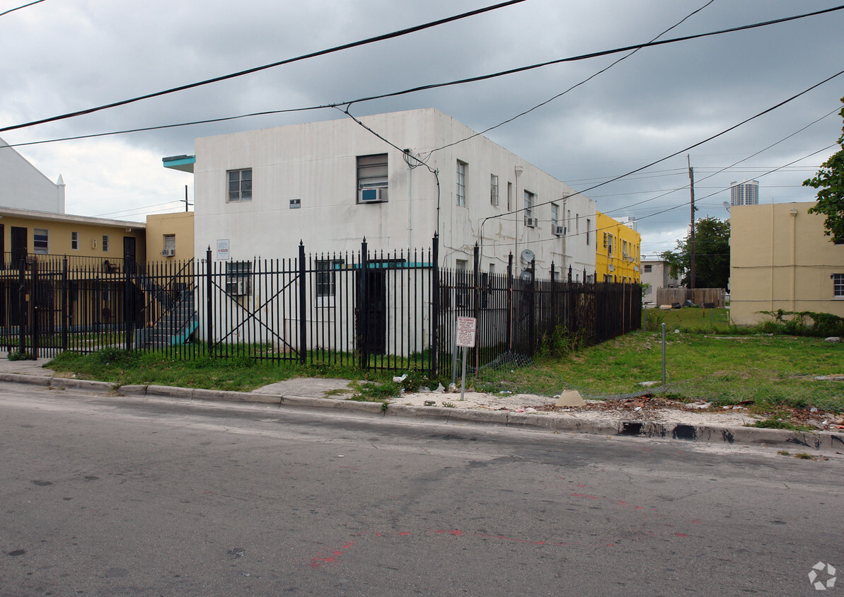 Foto del edificio - 1731 NW 1st Pl