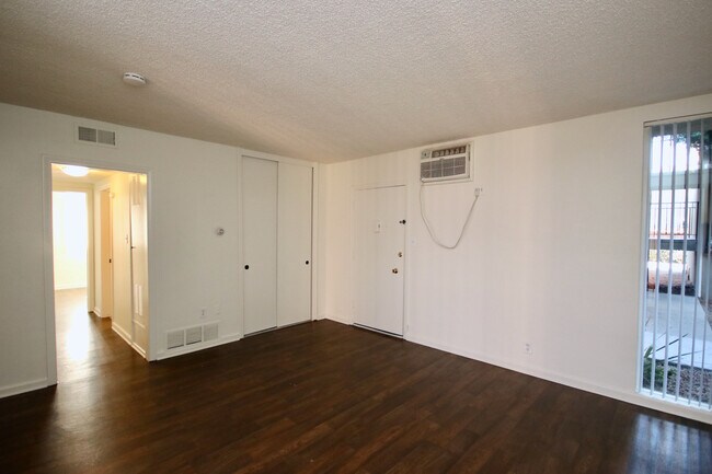 Building Photo - 760 Earlham St