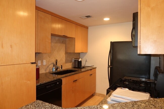 Building Photo - Downtown Studio / Home Office / All Bills ...
