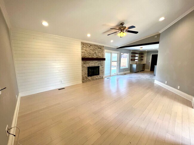 Foto del edificio - AVAILABLE NOW!