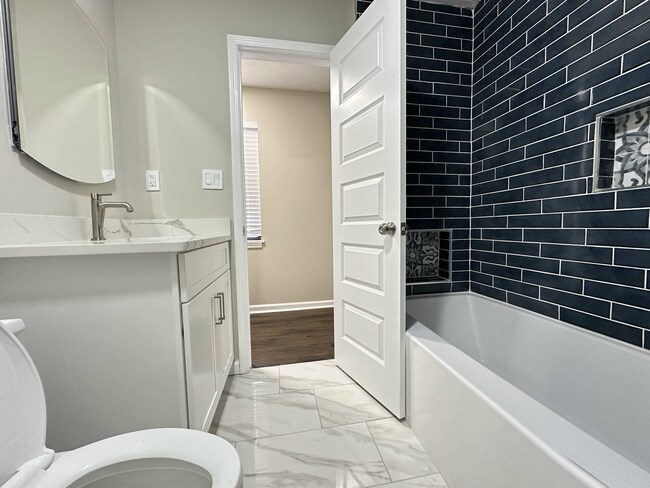 Foto del edificio - 572-574 Wedgewood Dr