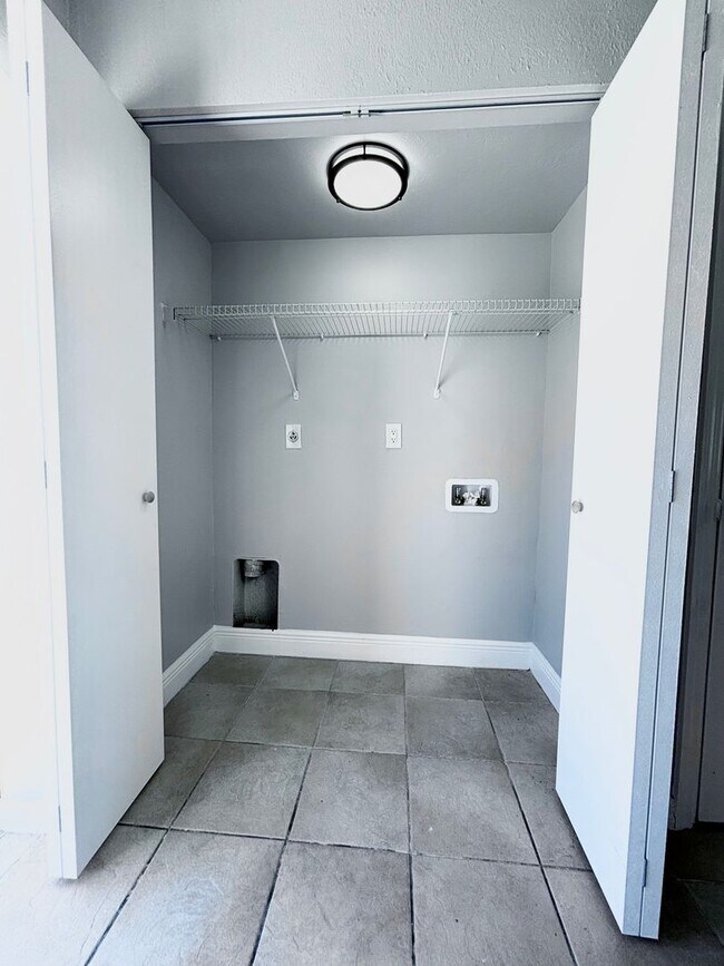 Foto del edificio - 4133/4135 SW 7th Pl Duplex