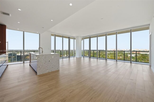 Foto del edificio - 2678 Tigertail Ave