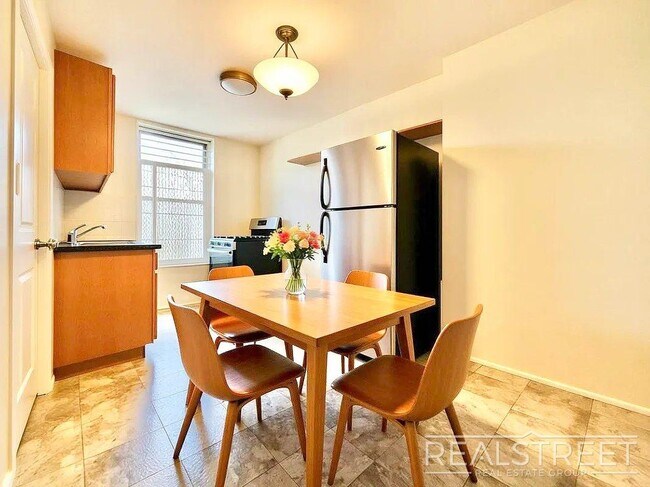 Foto del edificio - Rare Deal for a Spacious 2-Bedroom in Prime Bushwick with Gorgeous Views Overlooking Maria Hernandez