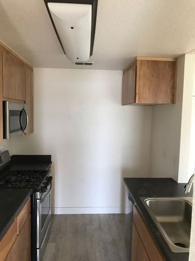 Building Photo - Attached Single Family Home located in Quiet Anderson Neighborhood