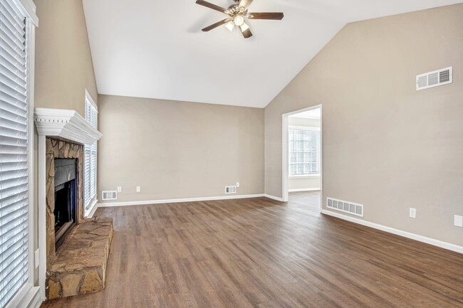 Building Photo - 2717 Horseshoe Creek Dr Sw