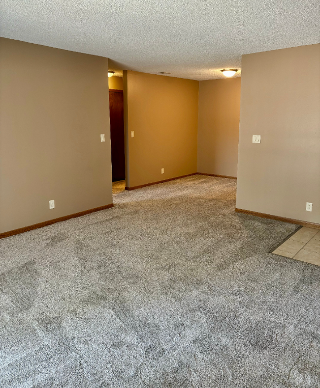 Building Photo - 5120 Emerald Dr