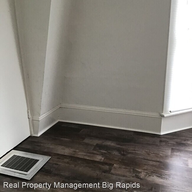 Foto del edificio - 6 br, 2 bath House - 303 South Michigan Ave
