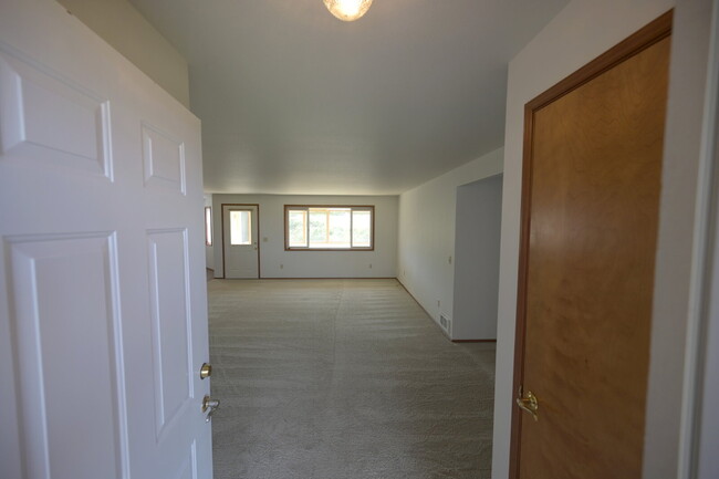 Building Photo - 3 bed 2 bath, 2 car garage in Sequim