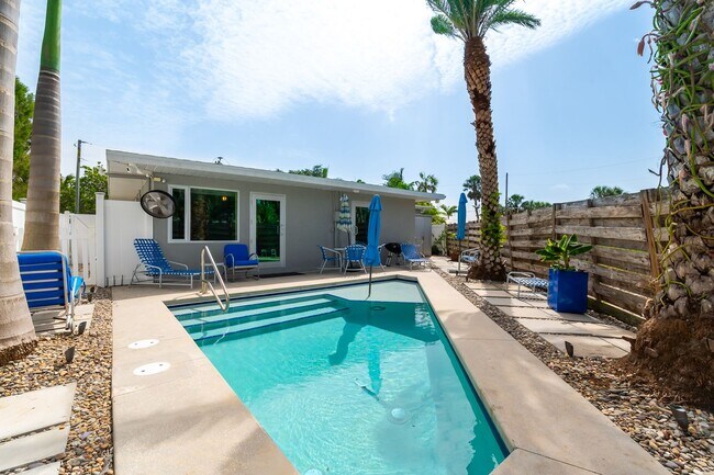 Foto del edificio - Unique 3 Bed, 3 Bath Waterfront Property w...