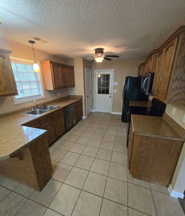 Foto del edificio - 213 Rosemary Ln