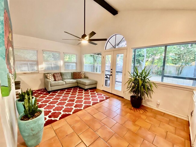 Foto del edificio - 7302 Shadywood Dr
