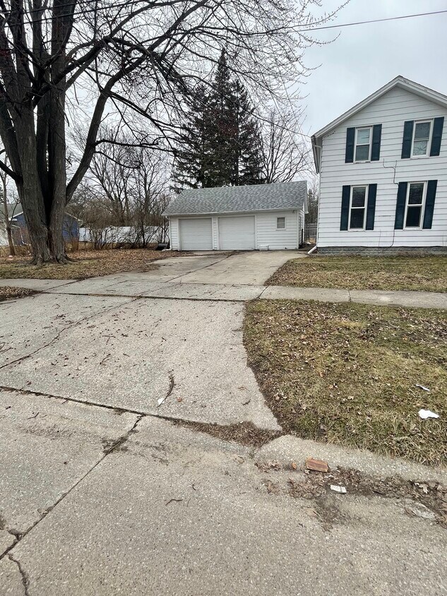 1738 Monroe St, Saginaw, MI 48602 House for Rent in Saginaw, MI