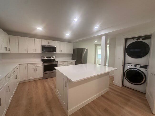 Kitchen view with washer & dryer - 66 Prospect St
