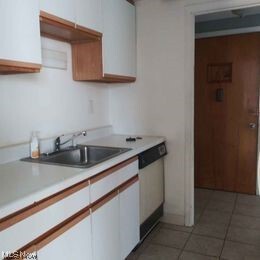 Foto del edificio - 15500 Van Aken Blvd