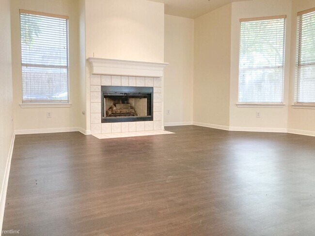 Foto del edificio - 3 br, 2.5 bath House - 2423 Falcon Dr
