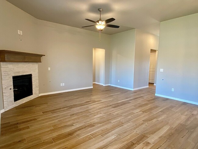 Building Photo - Beautiful 3 Bed, 2 Bath, 2 Car North Edmon...