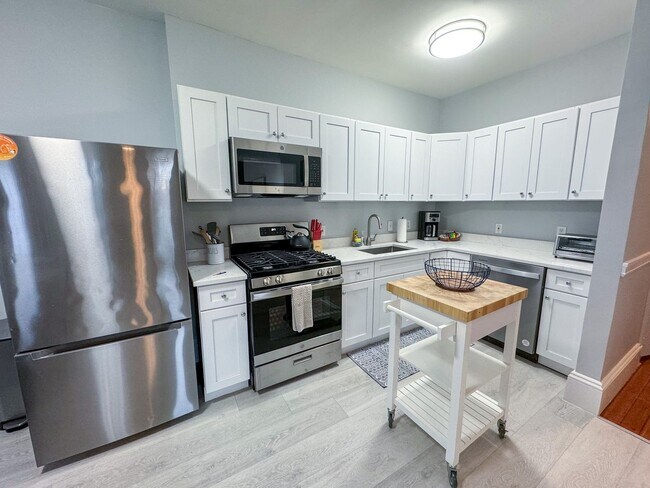 Foto del edificio - Amazing 3 bed 2 baths in Brookline.... MAY MOVE IN