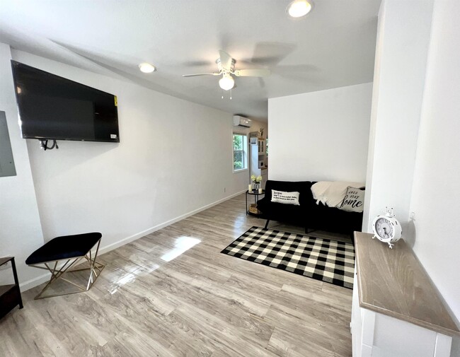 Building Photo - 2213 Holton St