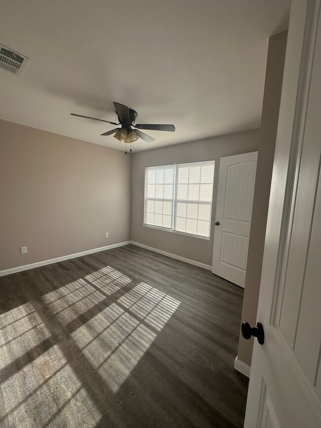 Building Photo - 3 Bed 2 Bath Brick Home with Fenced in Backyard