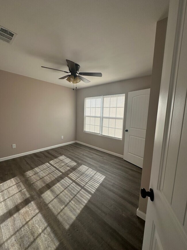 Foto del edificio - 3 Bed 2 Bath Brick Home with Fenced in Backyard