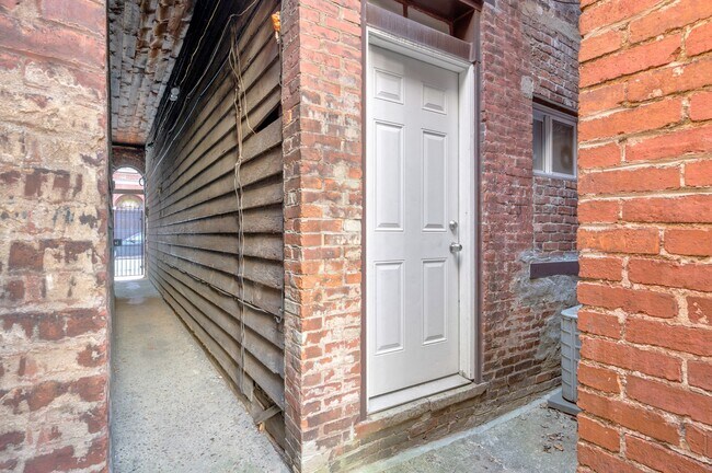 Foto del edificio - 2131 Sarah St