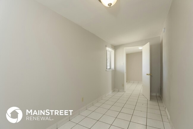 Building Photo - 4325 S 15th Ave