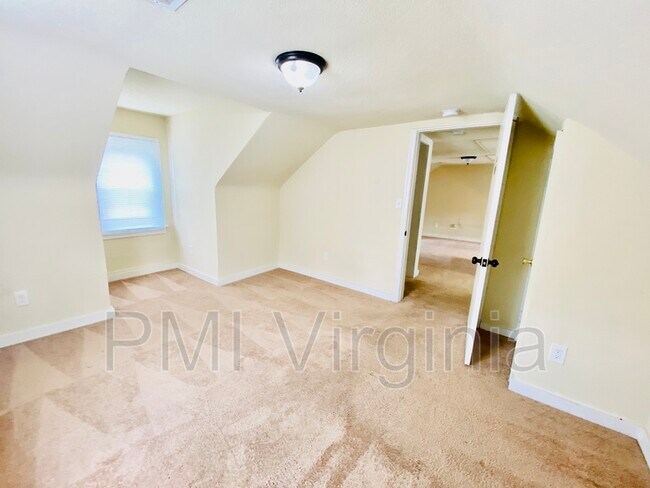 Building Photo - 4569 Hampshire Ave