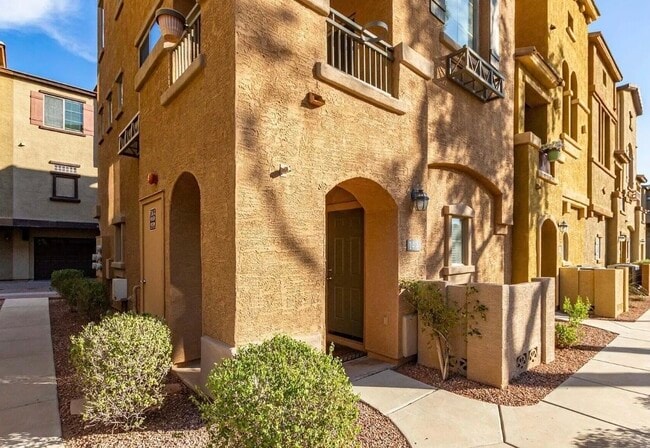 Building Photo - 3250 W Greenway Rd