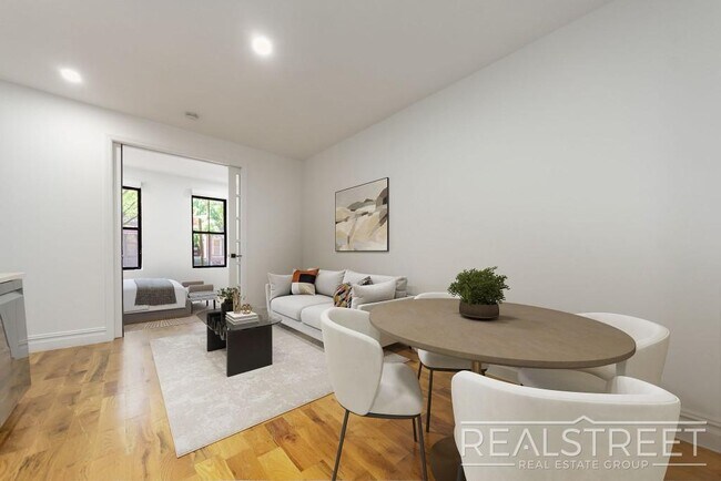 Foto del edificio - STUNNING 4+ BED 3 BATH DUPLEX + YARD IN PRIME BUSHWICK TOWNHOUSE