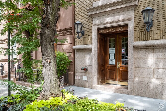 Building Photo - 30-32 Horatio St