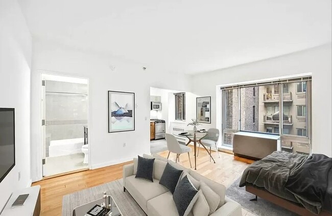 Building Photo - 30 W 18th St