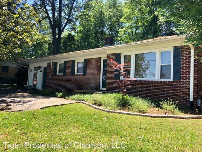 Building Photo - 3 br, 1.5 bath Room For Rent - 129 Freedom Dr