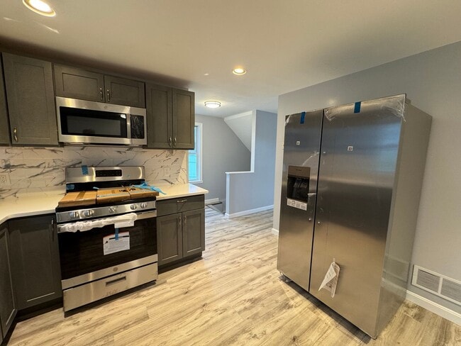 Building Photo - Recently Updated 3-Bedroom Townhouse in La...