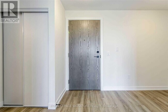 Photo du bâtiment - 2300 St Clair Ave W