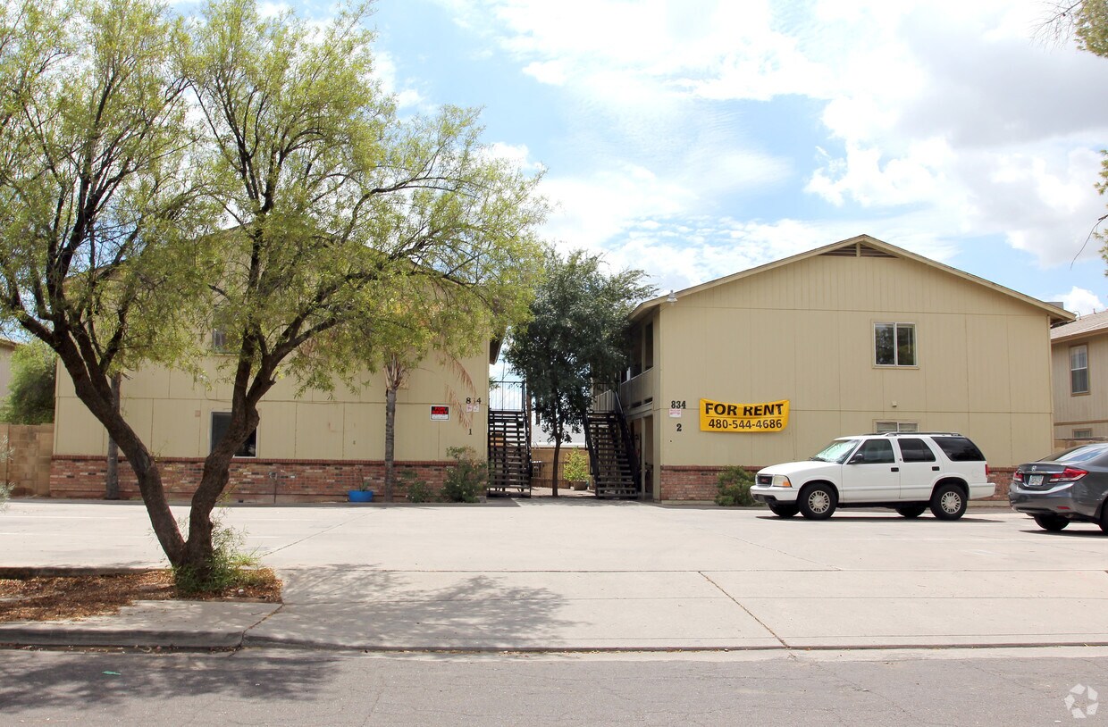 Building Photo - 834 N Cherry St