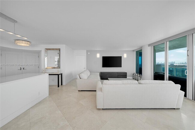Building Photo - 5025 Collins Ave