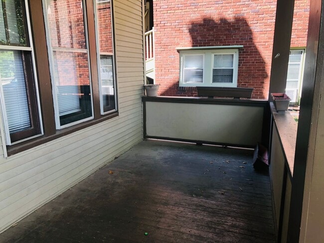 Building Photo - 5 Bedroom House - Walking distance from Central Campus