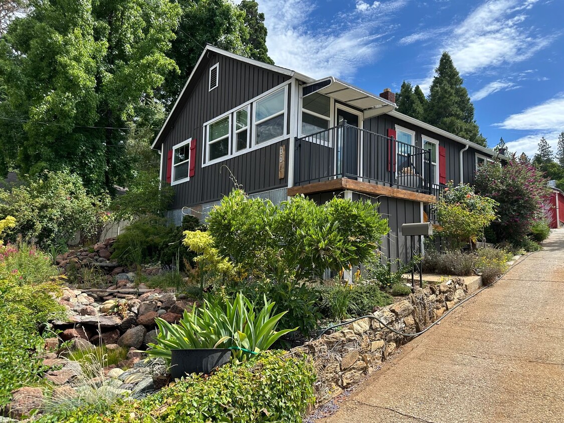Foto principal - Adorable 2 Bedroom One Bathroom Home Close...
