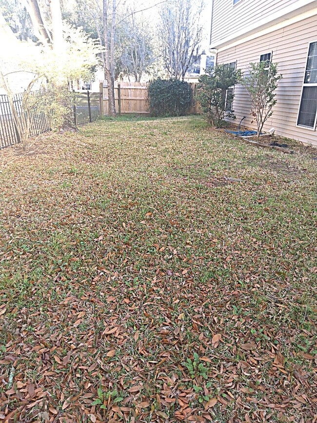 Foto del edificio - 8514 Falling Leaf Ln