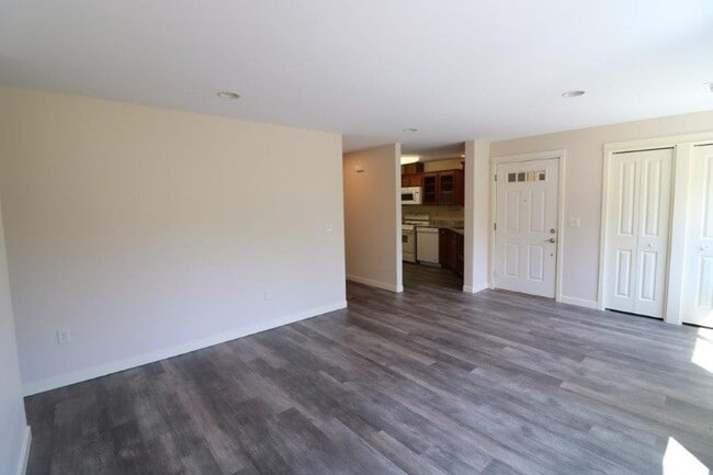 Building Photo - 2-bedroom, 1 bath, Upstairs Apartment in A...