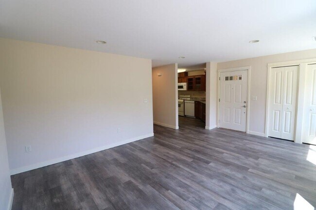 Foto del edificio - 2-bedroom, 1 bath, Upstairs Apartment in A...