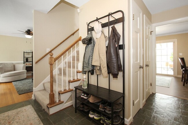 Foto del edificio - 427 Elizabeth Lake Dr