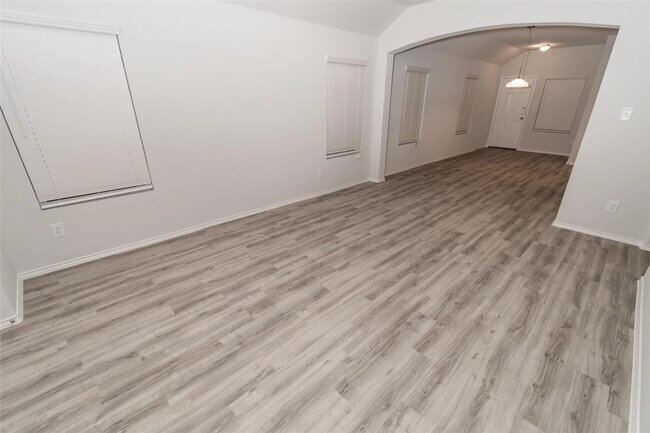 Foto del edificio - 8711 Lar Ree Oaks Cir