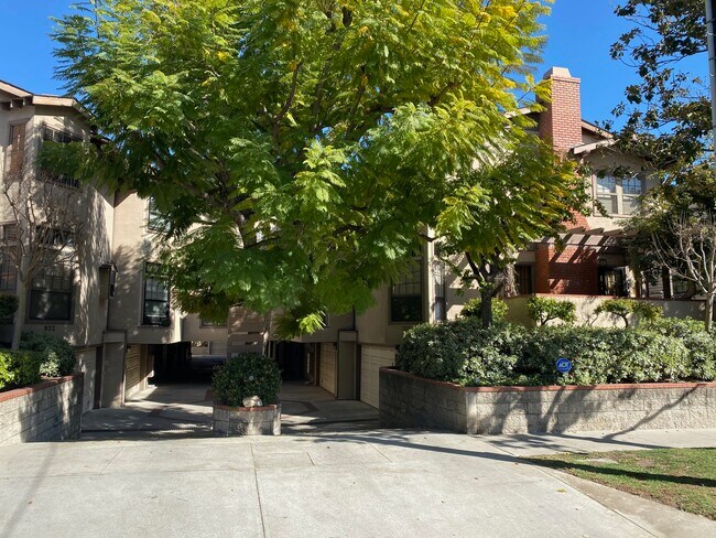 Foto del edificio - 832 Magnolia Ave