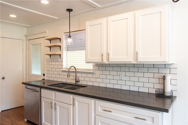 Foto del edificio - 3213 Heatherwood Dr